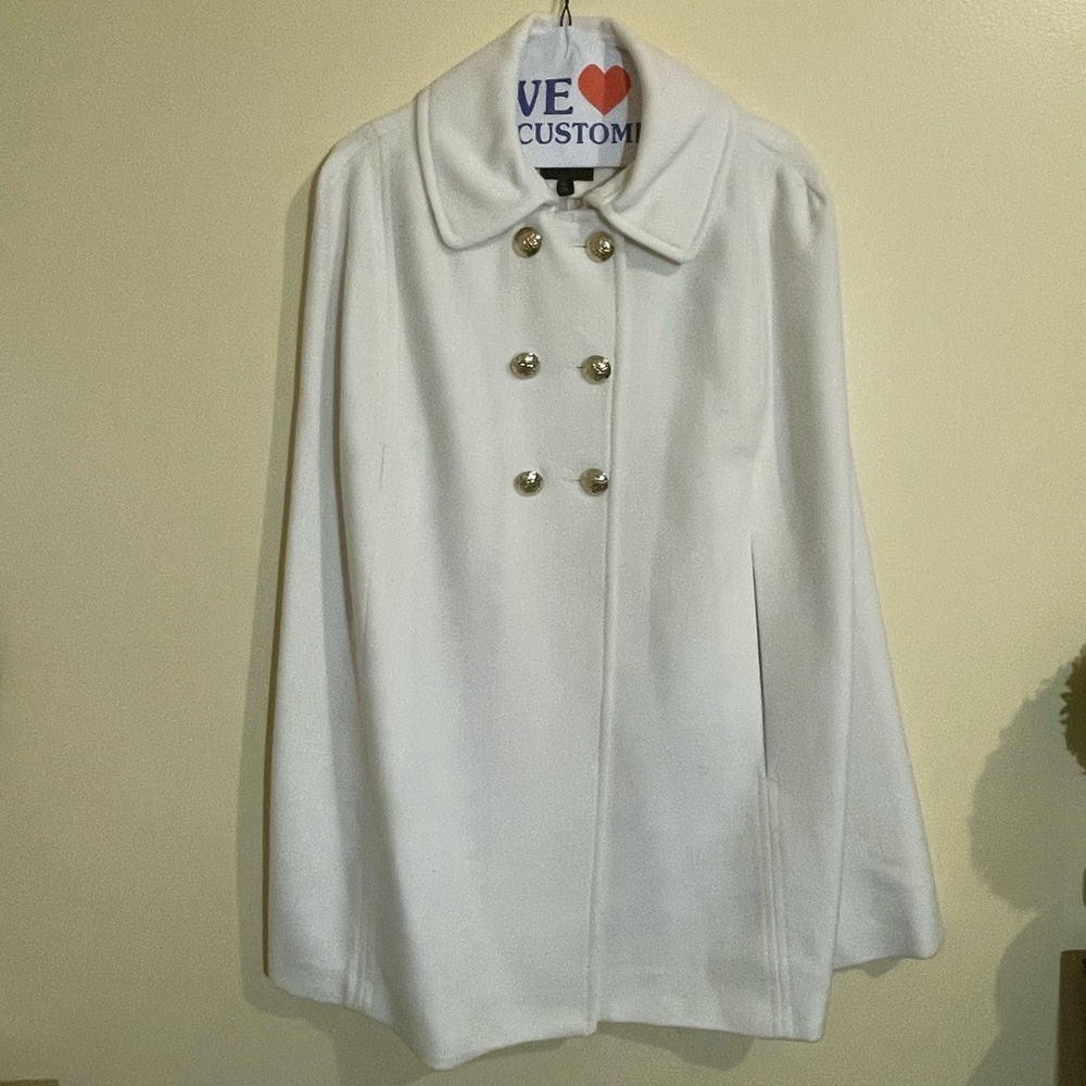 Women’s Sleeveless White Cape With Gold Buttons